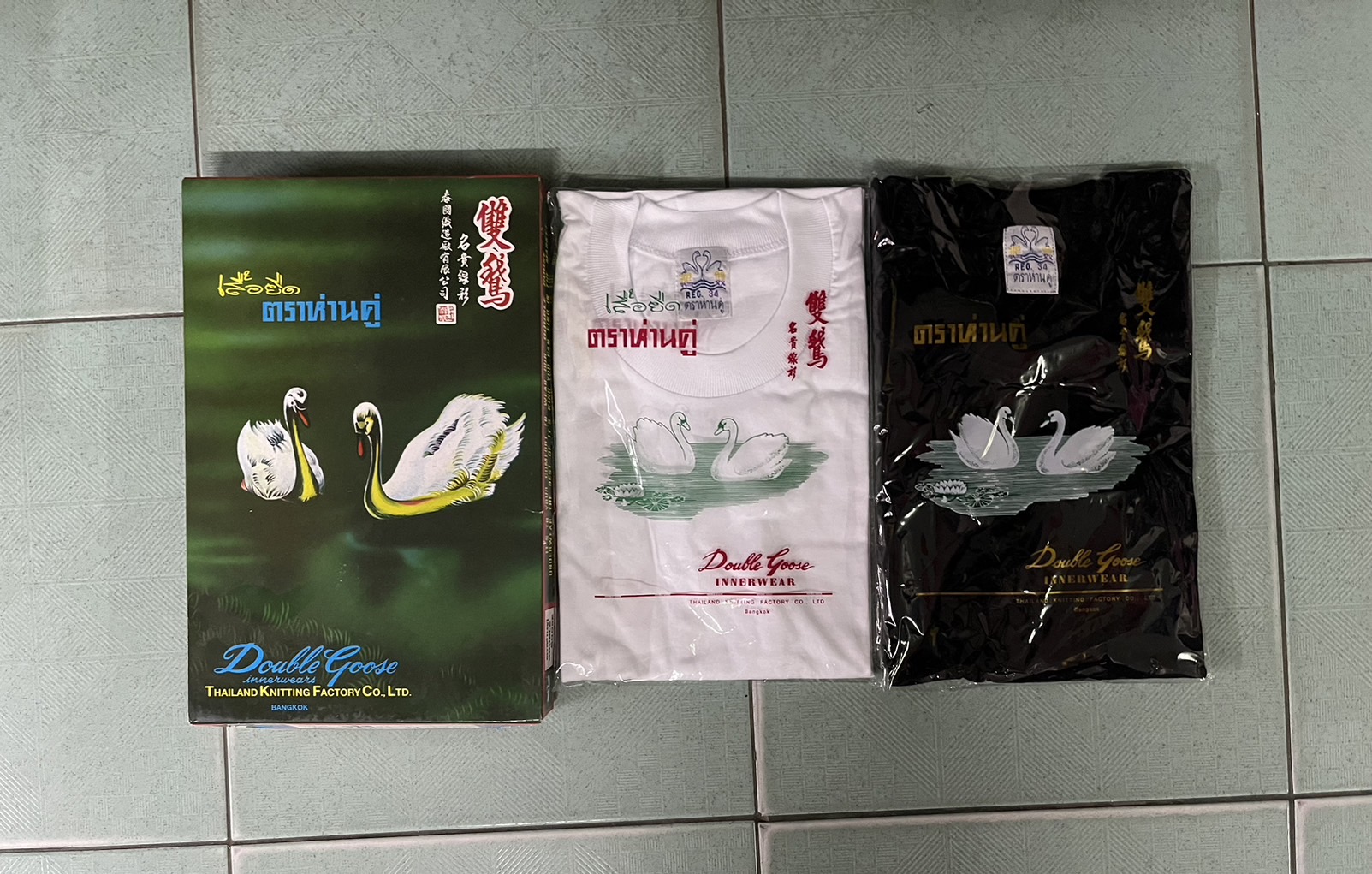 เสื้อยืดคอกลมตราห่านคู่ สีดำ